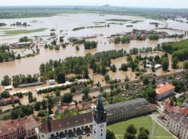 Povodeň 2013: pohled na Labe pod biskupskou rezidencí v Litoměřicích a zatopené kostely v litoměřické diecézi